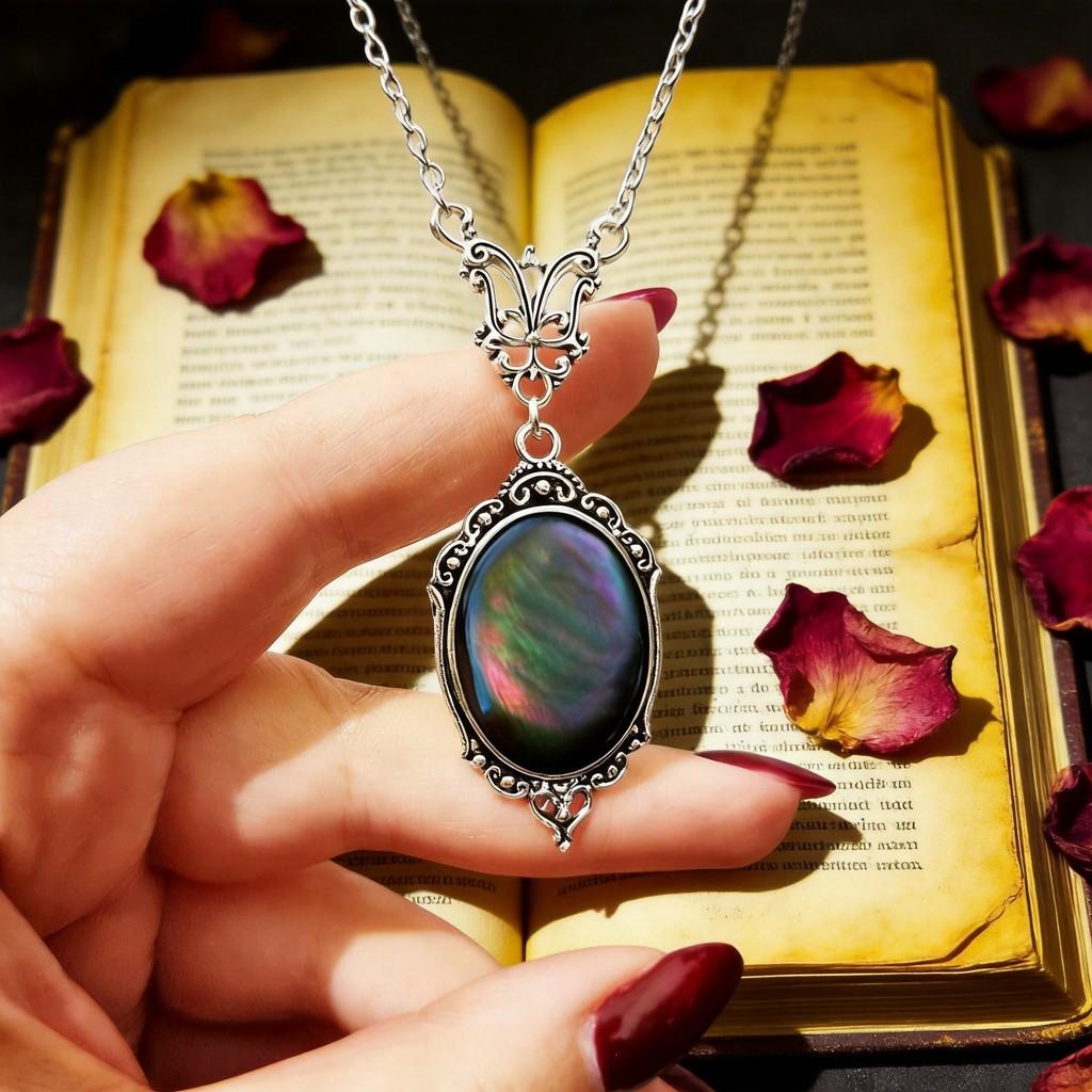 Victoria Vintage Resin Necklace With Gold Plating For Women Fashion Accessory