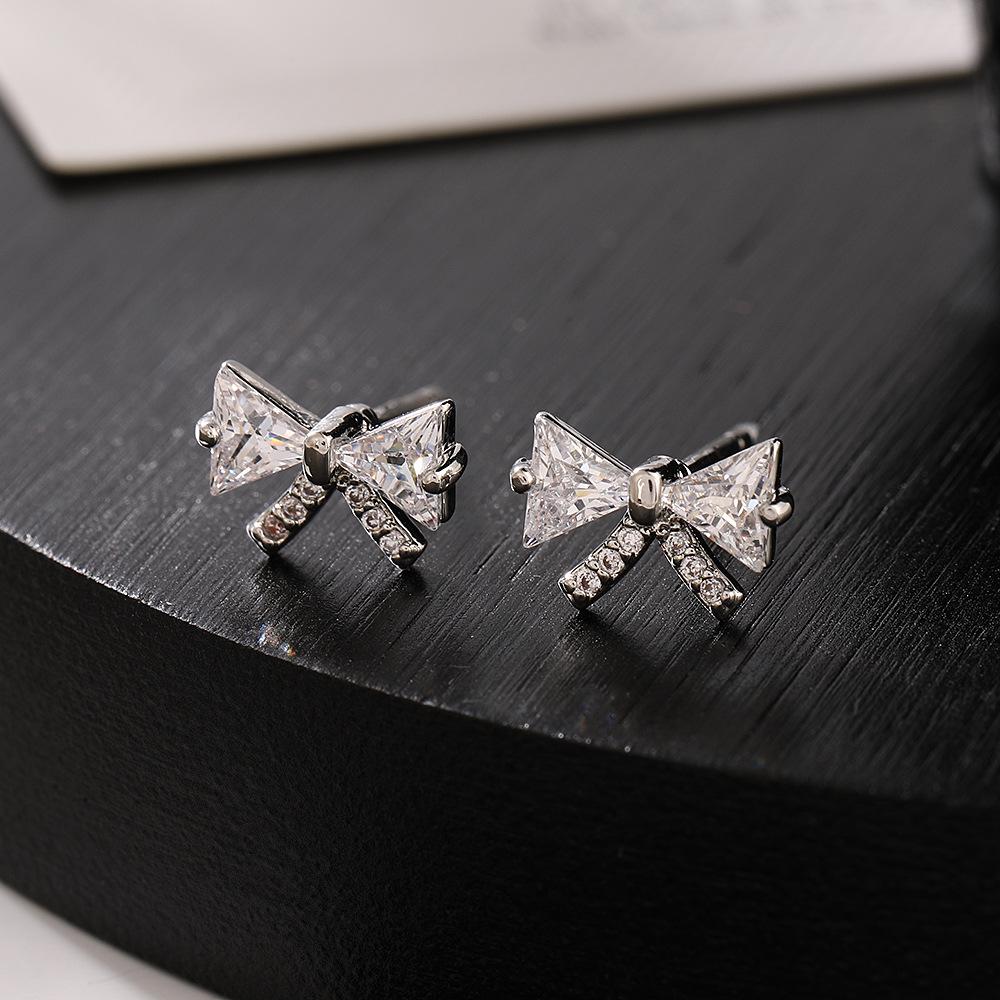 

Роскошный медный набор серег-пусетов и подвески с цирконом - Дизайнерский аксессуар ручной работы 1*0.6 серебряный