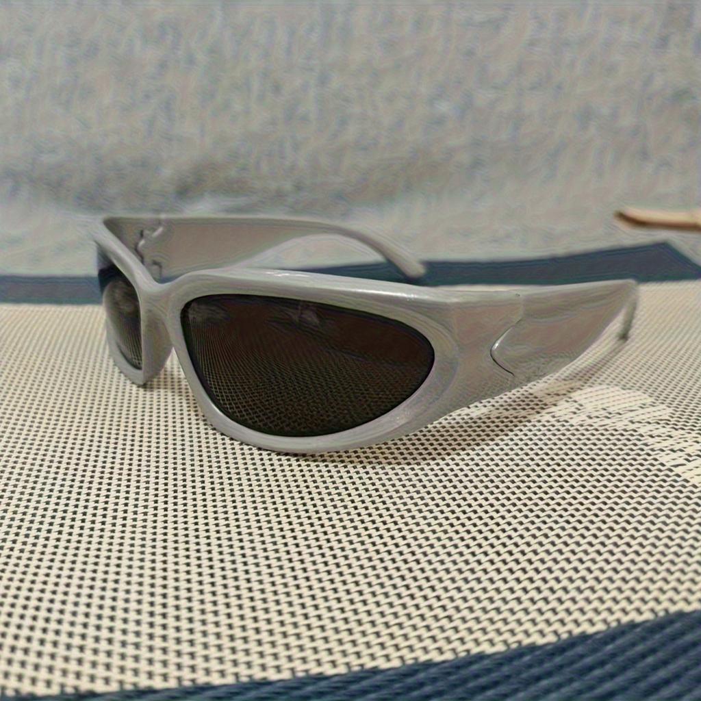 Vintage style Y2K eyes suitable for both casual and formal occasions suitable for both men and women