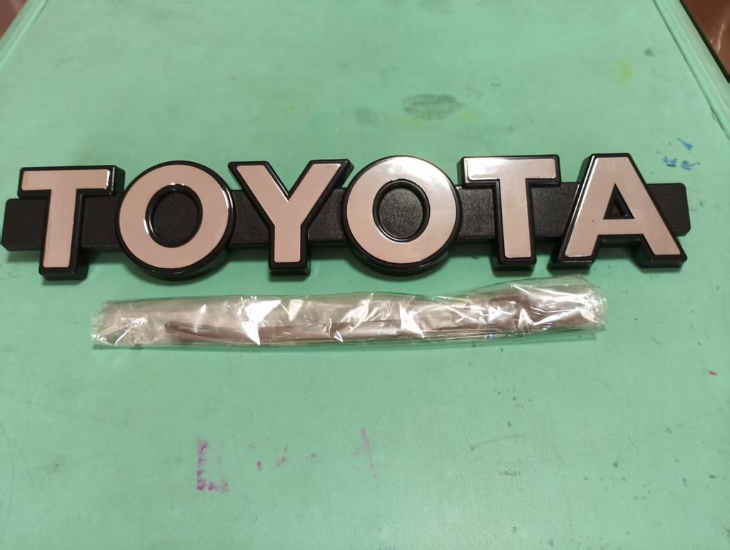 1 stk 38x6,5x1,5cm Kompatibel med Toyota Wildlander, RAV4, Camry, Land Cruiser, RAV4 Frontgrill TOYOTA Retro Emblem Bilklistremerke