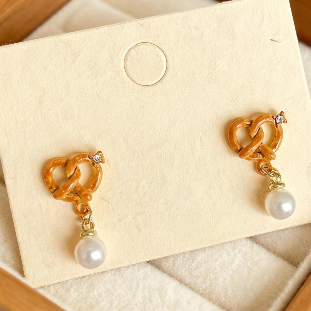 Fun & Cute Caramel Bread Drip Oil Geometric Stud Earrings: Cartoon Niche Light Luxury Accessories