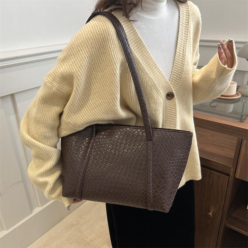 Large Capacity Woven Bag Women's 2025 New Early Autumn Retro Versatile Shoulder Underarm Bag Korean Version Portable Tote Bag