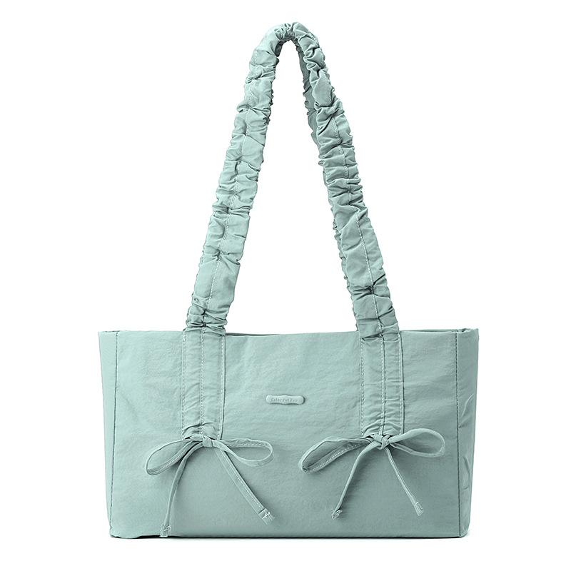 Han Suxi ma tę samą słodką, małą i świeżą plisowaną kokardkę, damską torbę na ramię i worek ściągany o dużej pojemności.