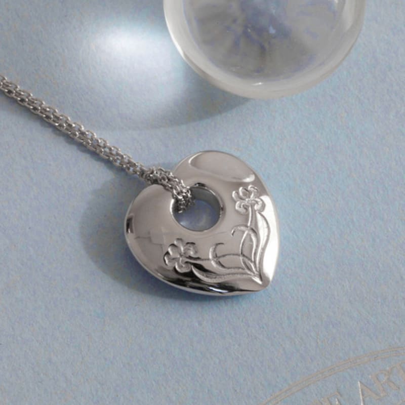 

MUSEE.ART Heart iris necklace white