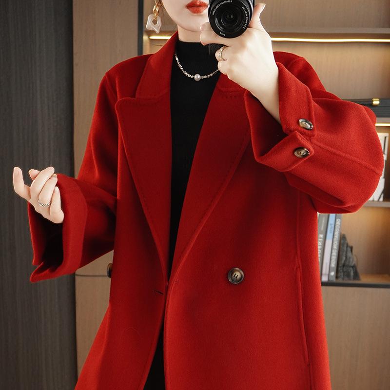 Karamelový dámský vlněný kabát střední délky z oboustranného kašmíru - Podzim/Zima 2023, Slim střih s designem zvýrazňujícím pas.