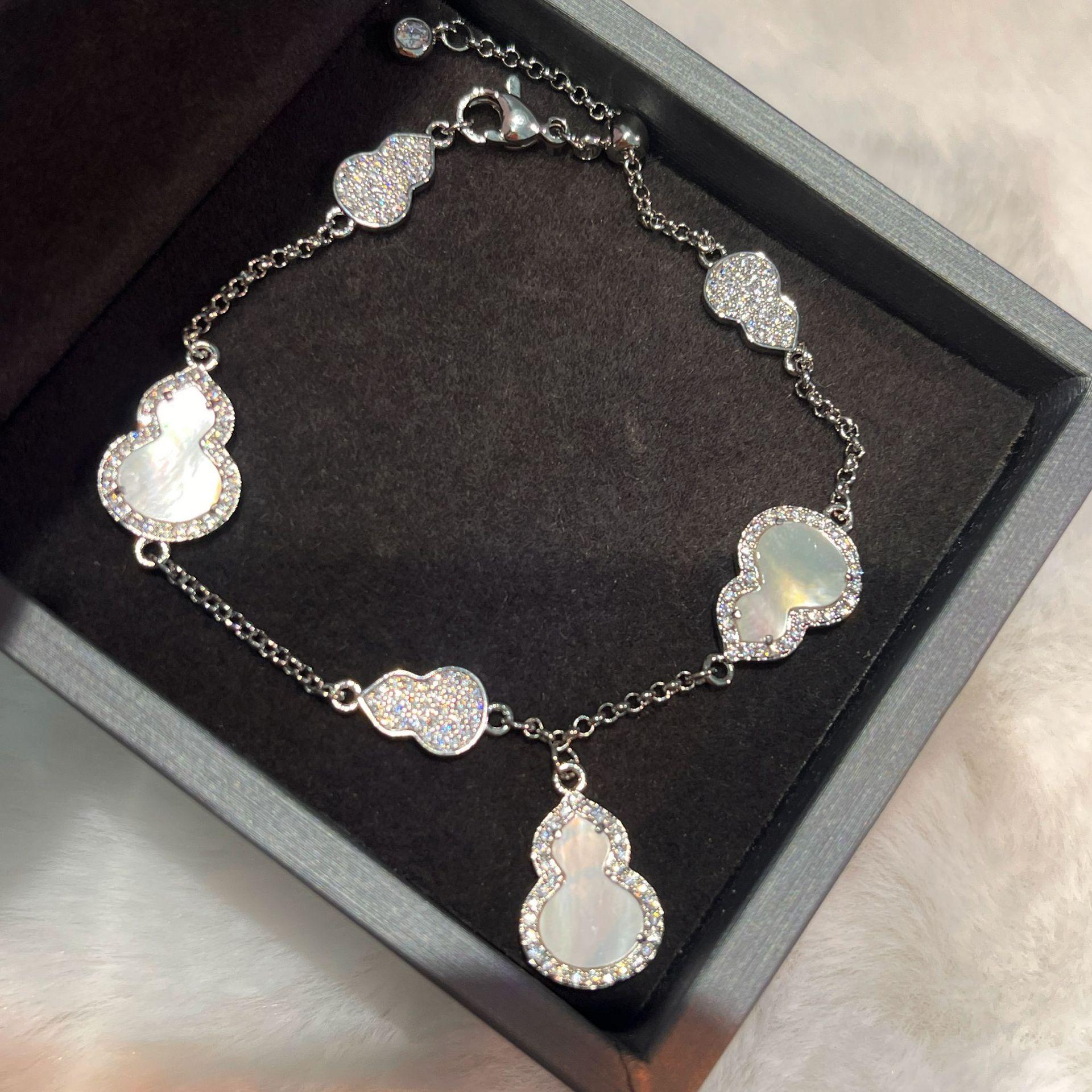 Light Luxury High-End Retro White Fritillary Powder Shell Gourd Bracelet Niche Design Temperament Stacking Wearing Jewelry