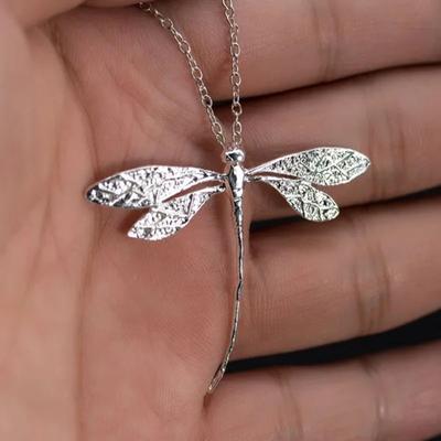 Collier en alliage de fer avec logo libellule argenté à la mode et haut de gamme, adapté à un usage quotidien, colliers simples pour femmes pour les fêtes