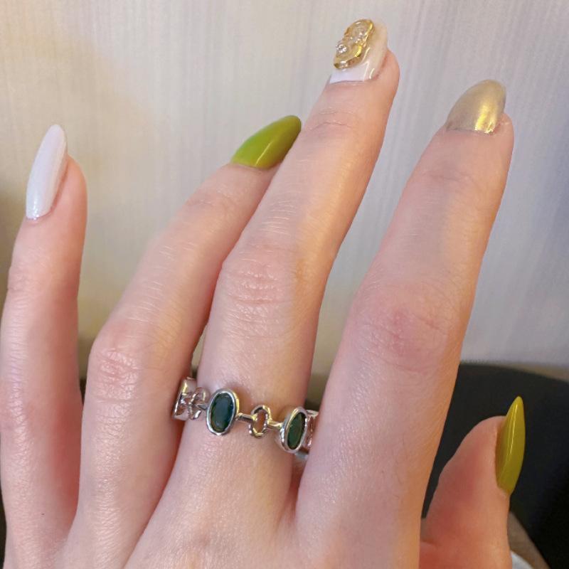 

Изумительное кольцо с кристаллами оливкового и черного цвета для женщин, предлагающее регулируемый размер и уникальный геометрический дизайн. J5133