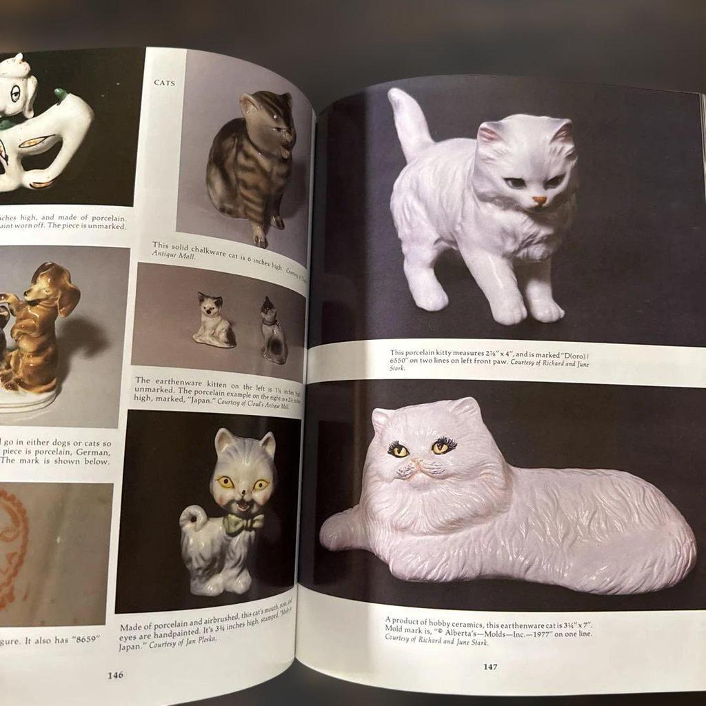 [USED] Animal Figures Ceramic Ornaments Retro Books