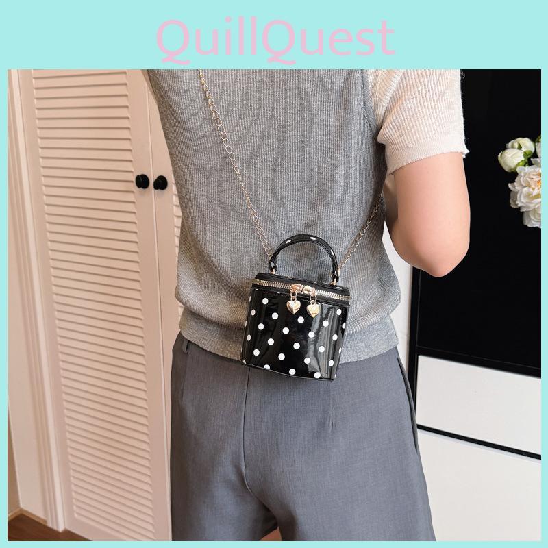 Minimalist Chain Handbag With Interior Pocket For City Outings