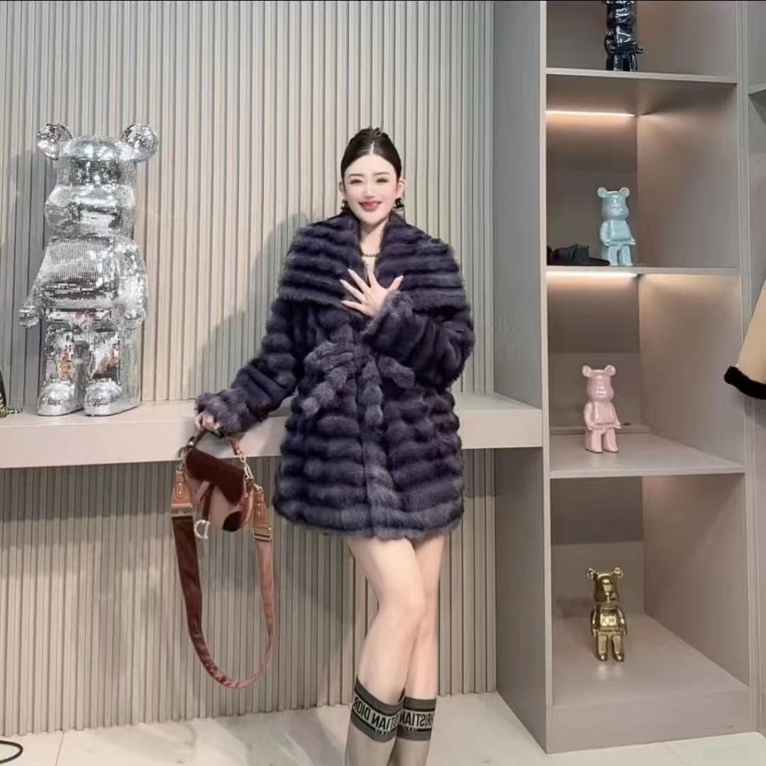 

2025 Зимний Новый Стиль Полосатое Пальто из Искусственного Меха с Большим Воротником Короткое Женское Экологичный Мех one size fits all фиолетовый