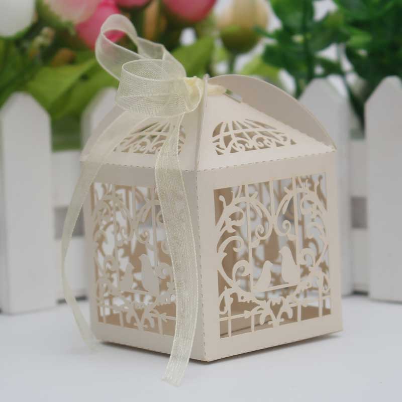 30 50 STÜCKE/llot Laser Cut Braut Bräutigam Hochzeit Süßigkeiten Pralinenschachtel Gäste Geschenkboxen Papierverpackung Babyparty Schokoladenkeksschachtel