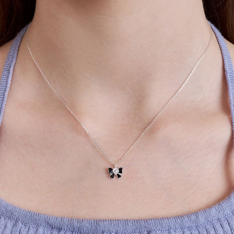 

ENGBROX seraphic ribbon cubic necklace white