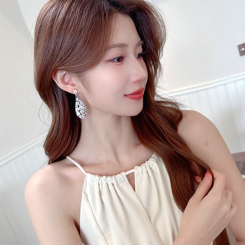 Women's Light Luxury Design Elegant Geometric Oval Long Water Droplet Earrings Fashionable And Versatile Niche Design Earrings