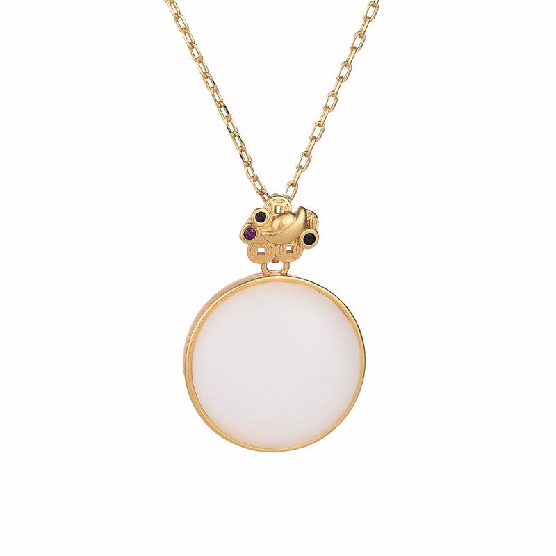 Pendentif Qian Duoduo Style Cour avec Jade Blanc Gras de Mouton Hetian et Collier en Cuivre Plaqué Or