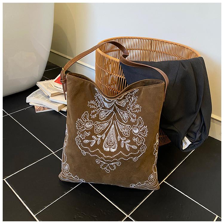 Retro Suede Leather Handbag For Women With Large Capacity And Embroidered Style