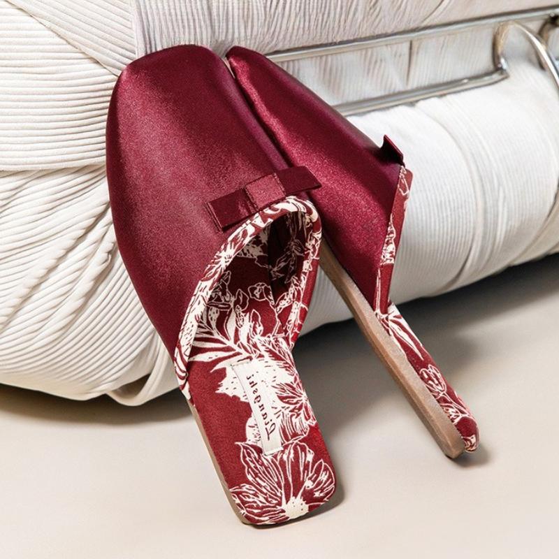 Fashion Luxury Silk Print Design Flat Slippers Women Sweet Butterfly Knot Decoration Modern Slippers Comfortable Elegant Home Slippers