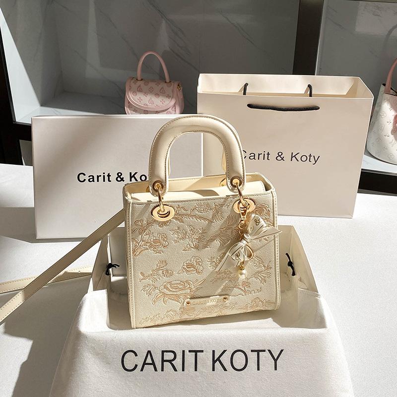 China Wind Heavy Industry Embroidery Daifei Bag New High End Handheld Bag белый