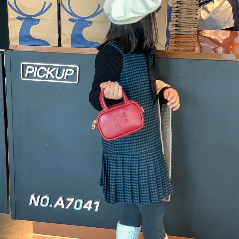 Kids Handheld Contemporary Bowling Bag With Elegant Letter Designs And Breathable Material