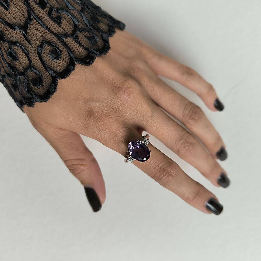 Серебряное кольцо с александритом 8.205ct, фианитами, вес изделия 5,01 гр (2187578)