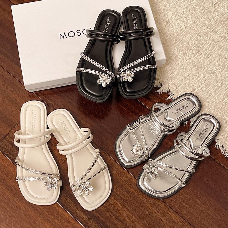 Letnia odzież 2025 nowe małe wysokie sandały rzymskie francuskie klapki na grubym obcasie damskie wszechstronne dżetowe zimne kapcie