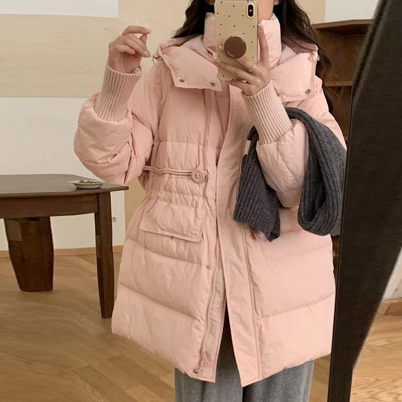 

Женский пуховик средней длины с капюшоном, зимняя мода 2025, милый дизайн, круглая пуговица, теплая куртка с вязаными рукавами, тренд one size fits all розовый
