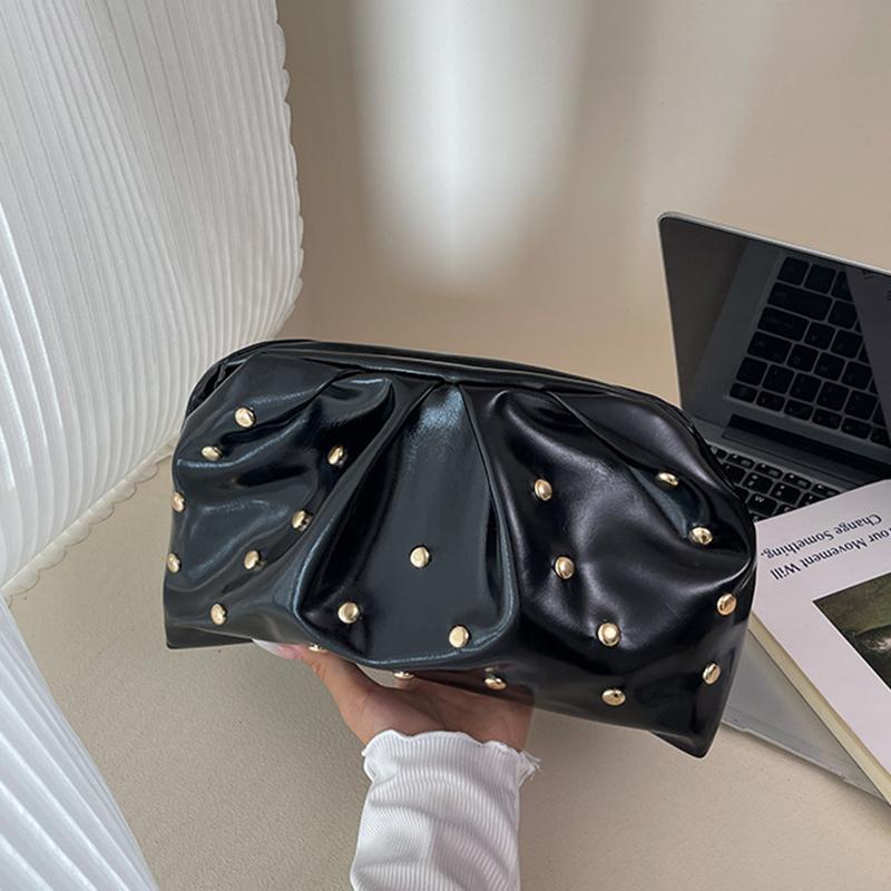 Yogodlns Jednoduchá Univerzální Klipová Večerní Kabelka pro Ženy Jednobarevná S Nýty Skládaný Design Dámská Spojka Ženská Měkká PU Kůže Peněženka