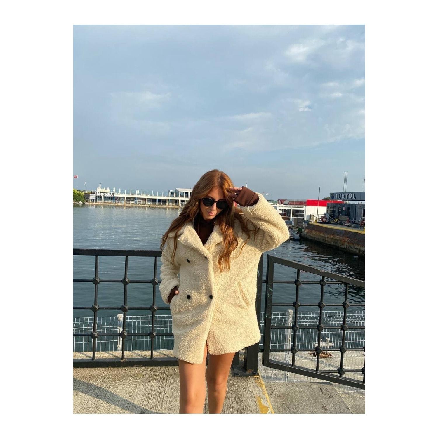 

Плюшевое пальто на четырех пуговицах