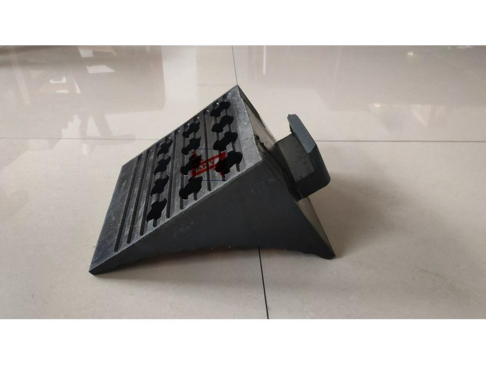 Portable Rubber Wheel Chock: Car, Truck, Parking Anti-Roll Stopper, Skid Preventer Triangle.