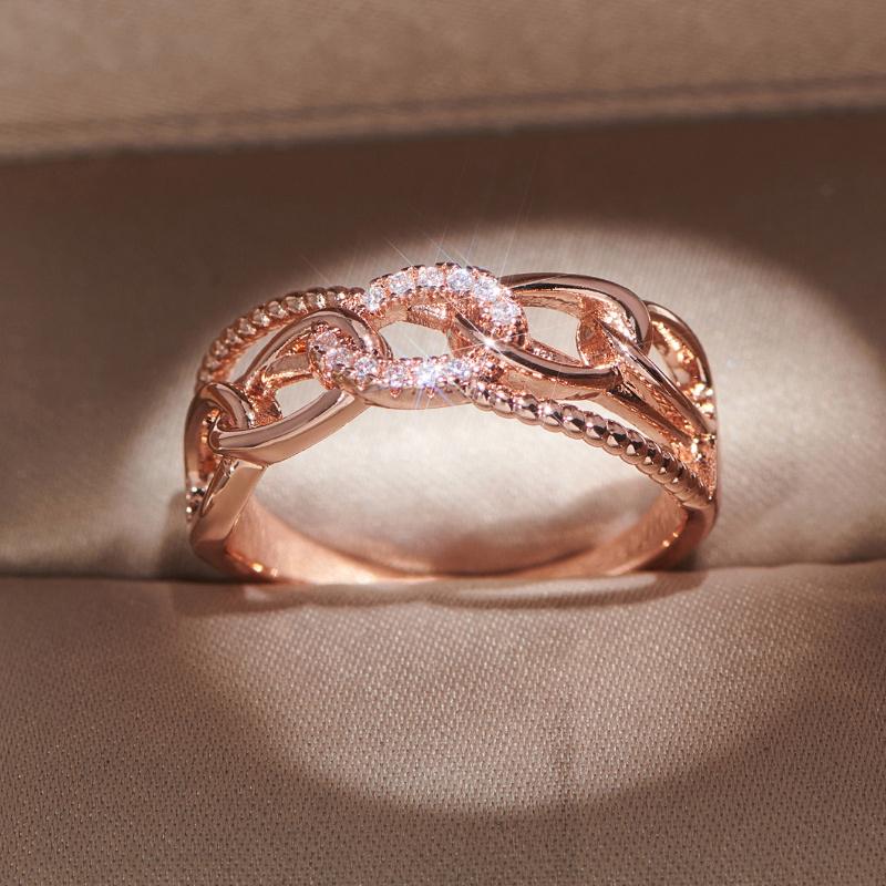 Shining and Unique Creative Chain Interlocking Design, Exquisite and Elegant Micro-inlaid Synthetic Zircon Women's Ring Suitable for Weddings and