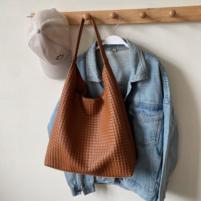 Niche retro high-end underarm commuter bag women's bag 2025 new woven tote bag fashion shoulder bag