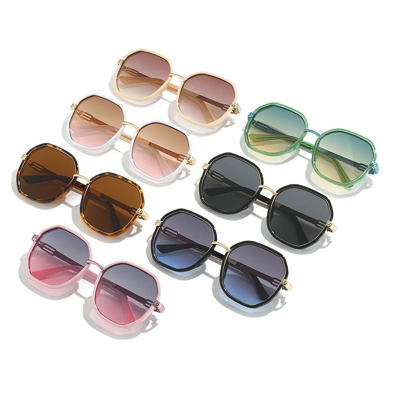 New ins street photography outdoor fashion trend styling sunglasses, versatile UV-proof sunglasses