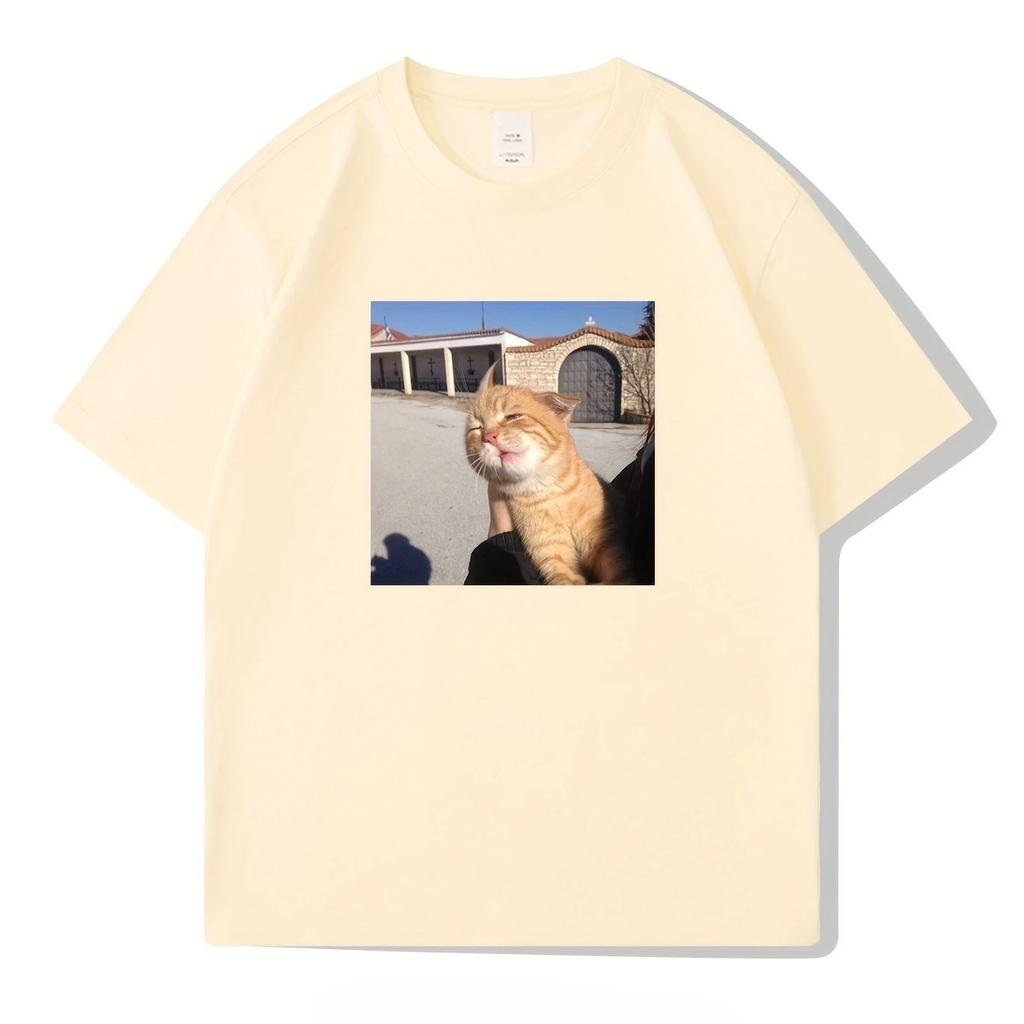 Ein kurzärmeliges T-Shirt aus 100% Baumwolle und ein modisches Oberteil mit einem gedruckten Bild einer männlichen Internet-Katze, die viral geht