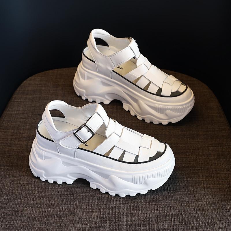 Nye Sandaler med Tildekket Tå for Kvinner Sommer Søt Romersk Stil Flettet Lær Damesko Tykk Såle Spenne Damesandal 8CM hæl