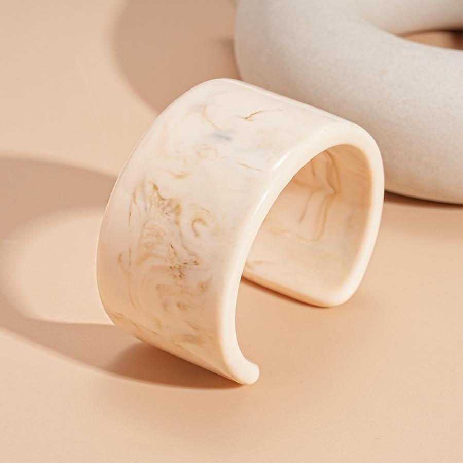 Unique Retro Resin Bracelet: Personalized Fashion Jewelry for Women