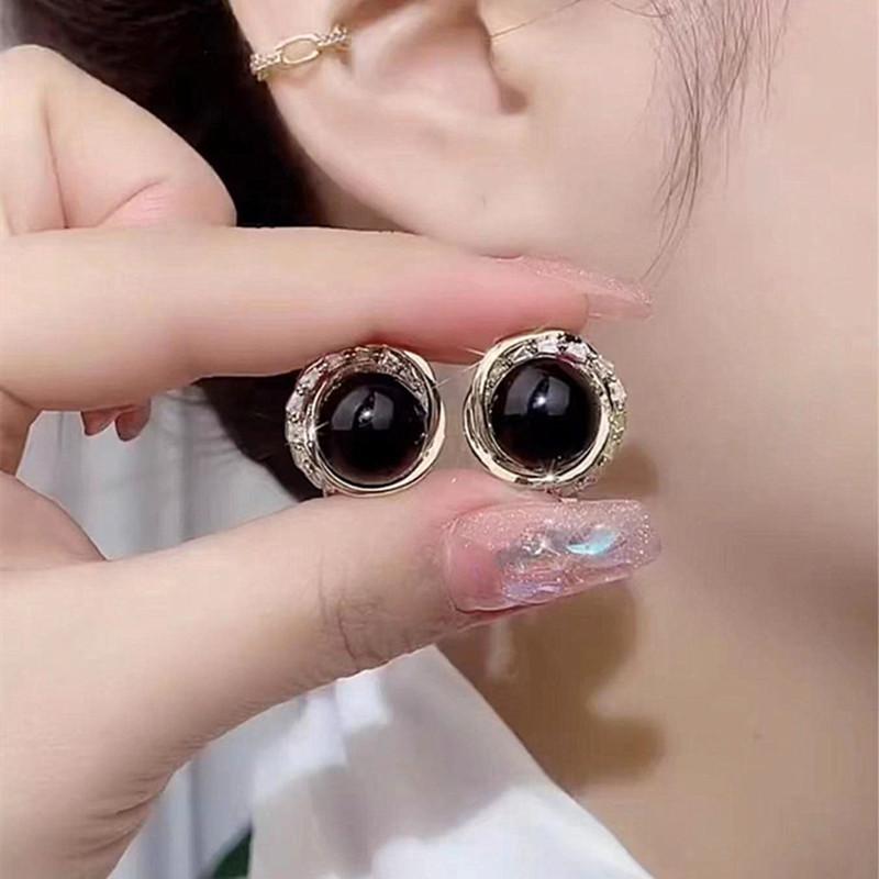 

Angel s Eye Pearl Stud Earrings Women s Retro Fashion Silver Needle Ear Buckles New Trendy High-end Temperament Earrings чорний
