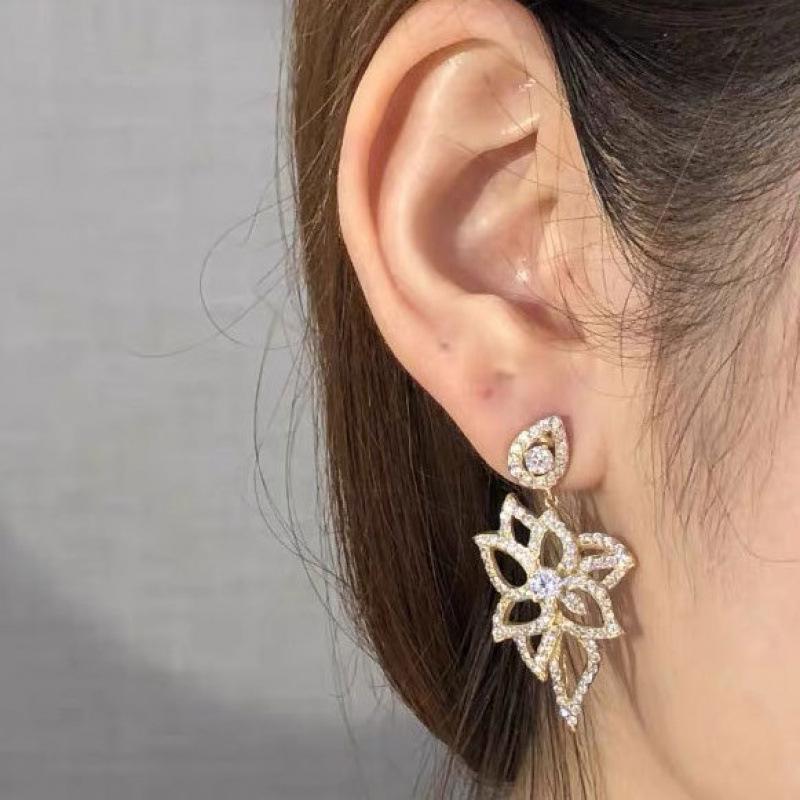 Exquisite Rhinestone Fashion Stud Earrings for Women with Micro-set Zirconia - European & American Style.