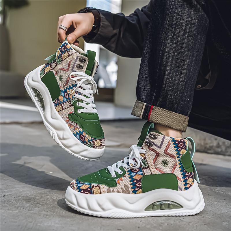 Neue lässige High-Top-Sportschuhe für Herren im Herbst sind modische, vielseitige, höhenverstärkende Schnürschuhe mit warmen Sportbrettschuhen für Herren