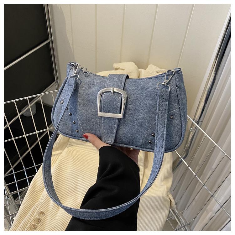 

Зима 2024, нова проста мода, ретро, ​​повсякденна жіноча сумка через плече в іноземному стилі, однотонні заклепки під пахвами джинсовий синього кольору