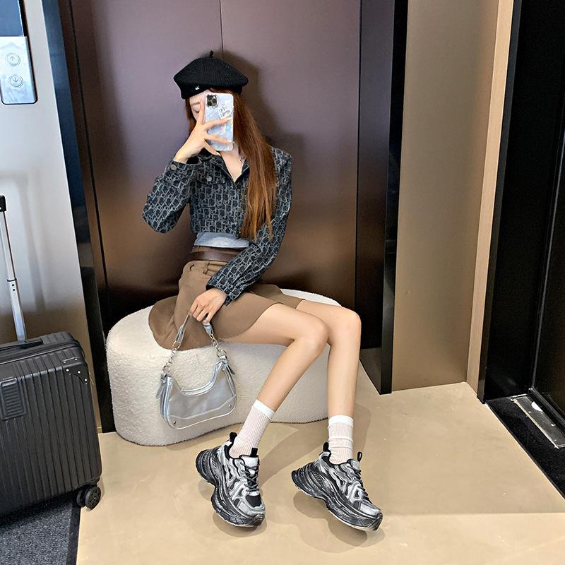 Super fire inner height increase women's shoes 2025 popular new 8cm not tired feet domestic autumn and winter fashion commuter platform shoes