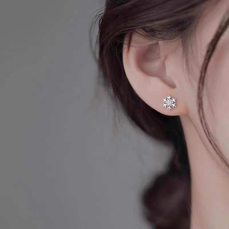 Elegant Diamond Snowflake Stud Earrings - Anti-Drop Screw Twist for Women - Festive Christmas Accessory