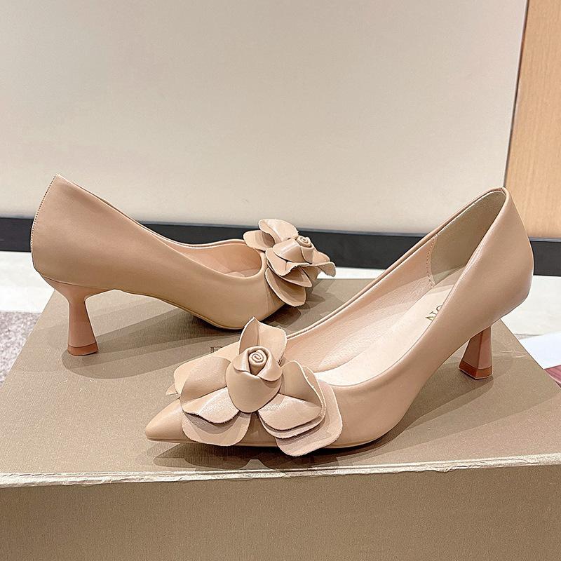 

Остроконечные каблуки женские с цветком камелии сексуальные одинарные туфли весна 2025 новая мода универсальные не устающие ноги рабочая обувь 34 абрикосовый
