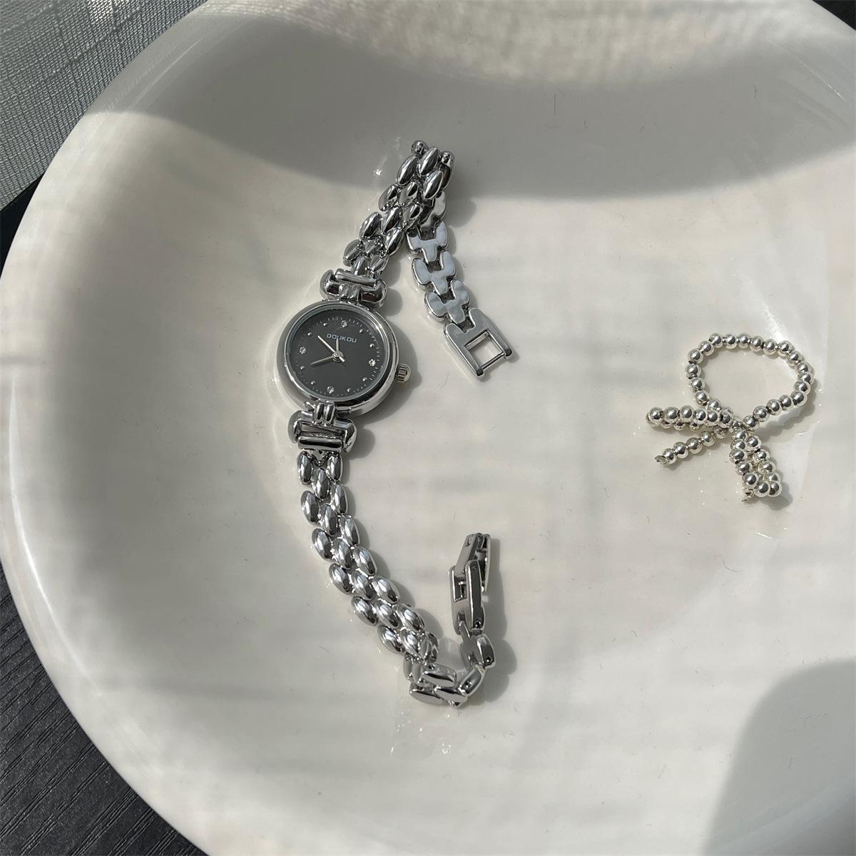 

Новые женские часы с бриллиантами и кварцевым механизмом - Высокоточный механизм, 25 Элегантный дизайн, Повседневные часы серебряный/чёрный