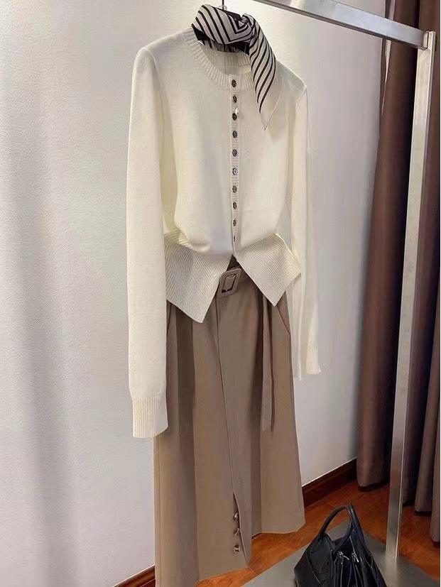 

Элегантный шерстяной кардиган с круглым вырезом: Женский шикарный вязаный свитер с дизайном, подчеркивающим талию, идеально сочетается с юбками. Extra Large