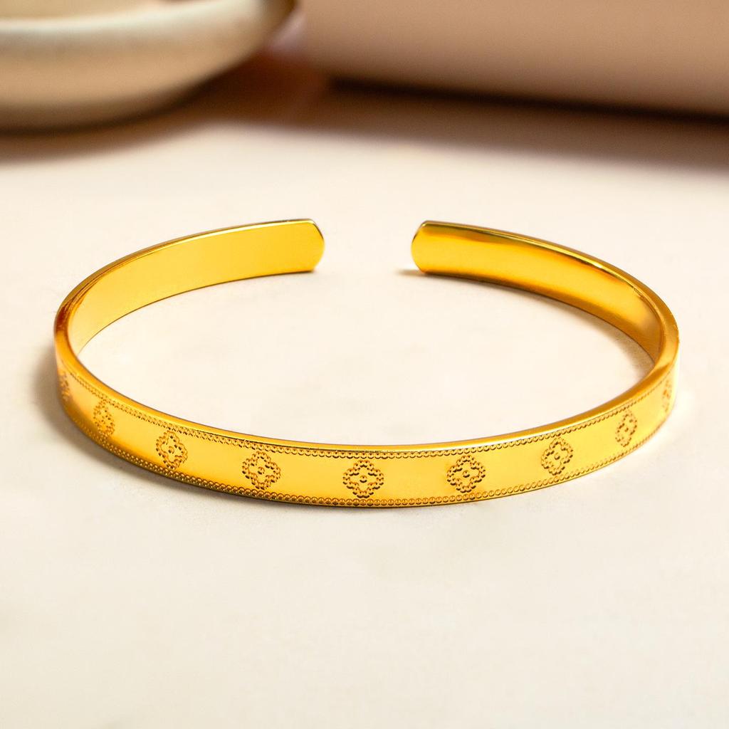 Xiaohongshu Bestseller: Four-Leaf Clover Sand Gold Bracelet - High-End Fashionable Open Bangle for Women