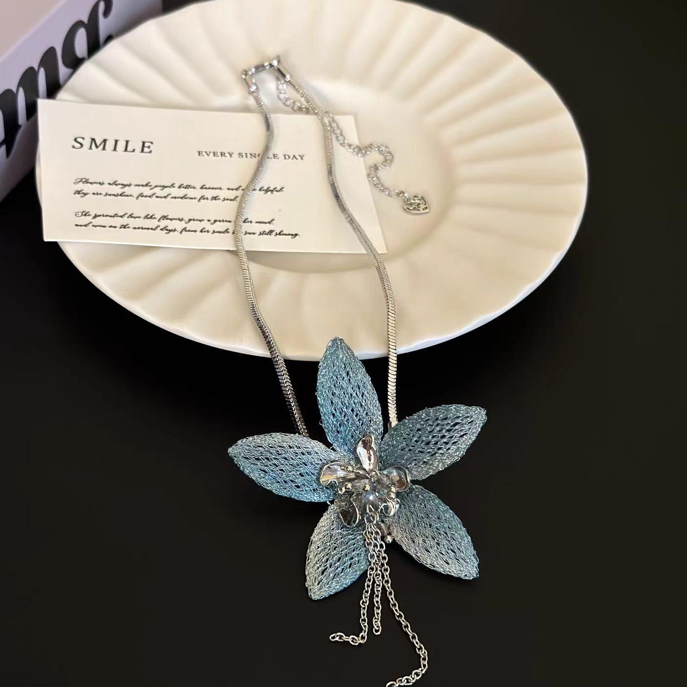 Изысканный комплект из розового кружевного цветочного ожерелья и серег с кисточками