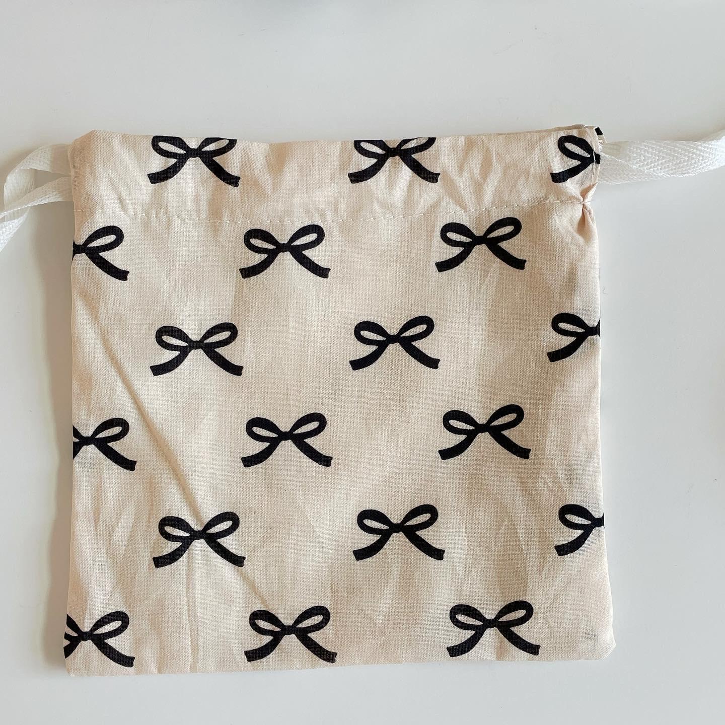 

Мини-косметичка и несессер в корейском стиле с бантиком и кулиской Small Size 15*15cm