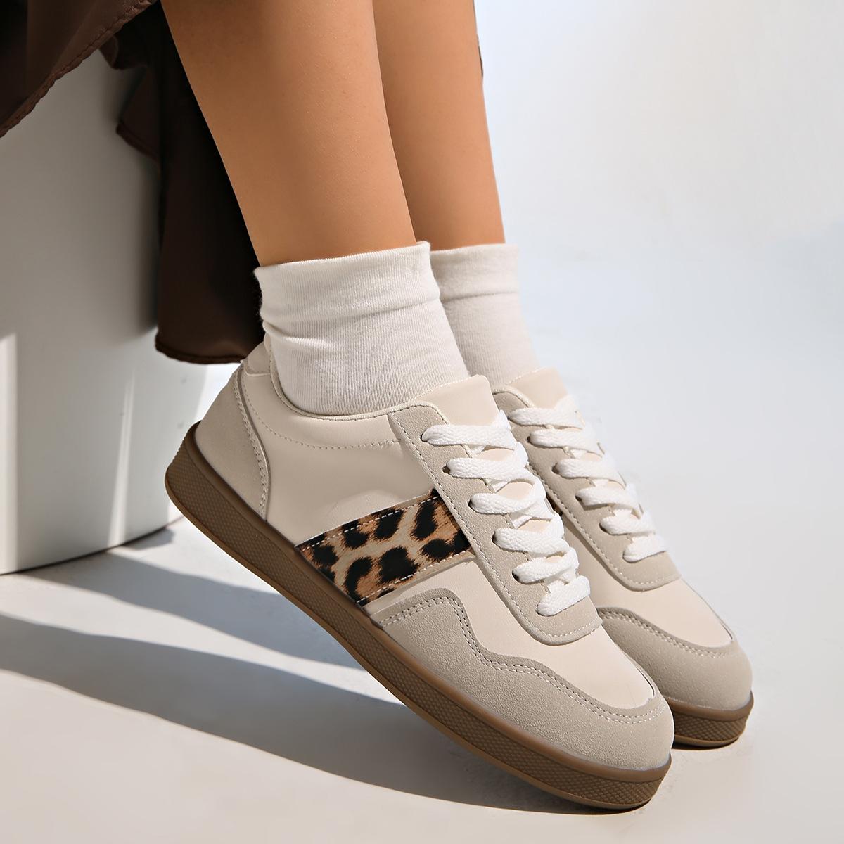 

Fashion The 2025 new style of fashionable spring and autumn women wearing flat casual sneakers with LACES and white sneakers 42 белый