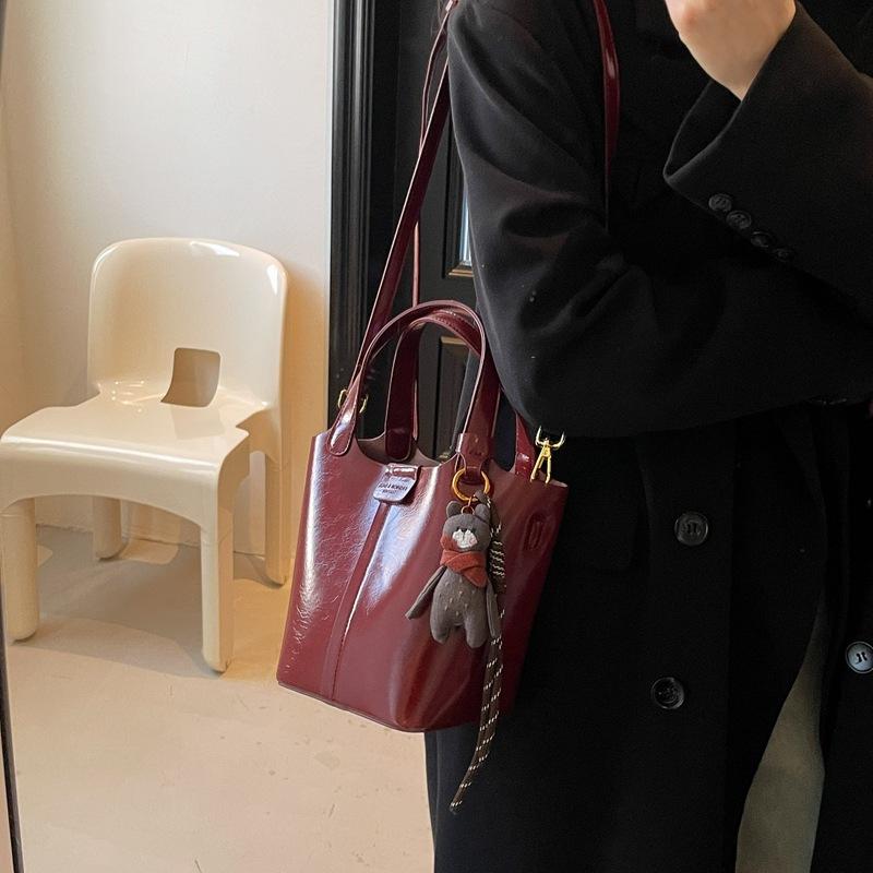 

This year s popular bag 2025 new messenger bag high-quality texture Maillard going out hand bag commuter bucket bag 23*14*18