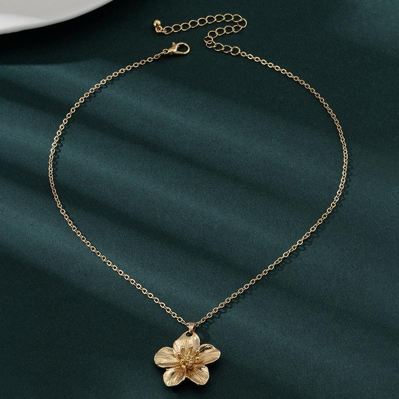 LATS New Fashion Metal Wrinkled Stereoscopic Flowers Pendant Necklace for Women Charm Temperament Clavicle Chain Party Jewelry